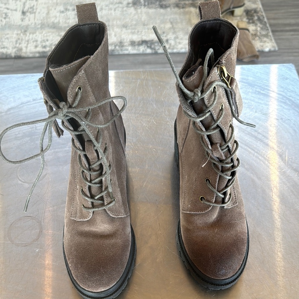 Stylish Women's Brown Lace-Up Boots